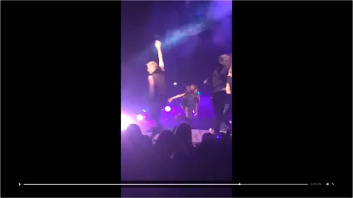 Ariana Grande chute sur scène