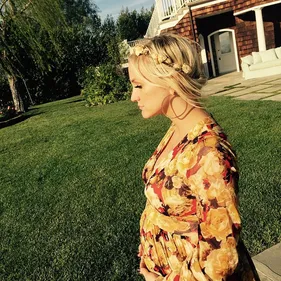 Ashlee Simpson enceinte et en bikini