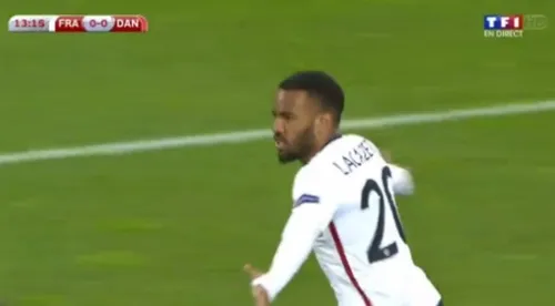 Le Lyonnais Lacazette inscrit son premier but en bleu... à...