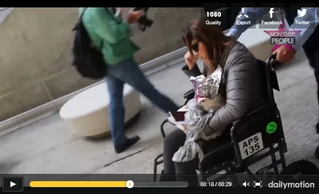 Hélène Ségara en fauteuil roulant