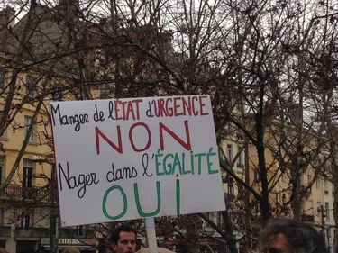 Saint-Etienne : les opposants à l'état d'urgence dans la rue