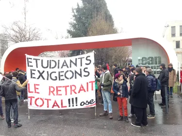 Saint-Etienne : les étudiants dans la rue contre la loi travail