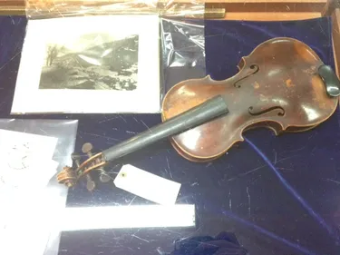 Des motos de collection et des instruments de musique rares en...