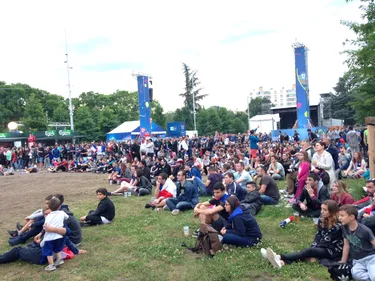2 000 supporters pour vibrer devant la 1ère victoire des bleus à...