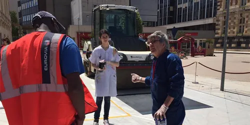 Roanne : un artiste, un rouleau compresseur et des végétaux