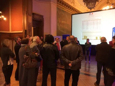 Présidentielle 2017 : Marine Le Pen devance Emmanuel Macron dans la...