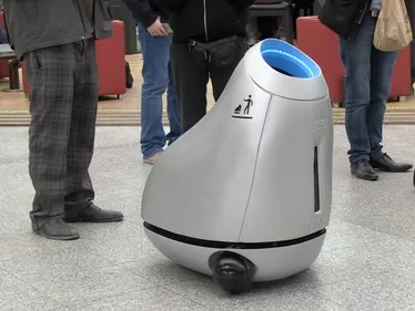 "Baryl", le robot intelligent de la SNCF, testé à la gare de...
