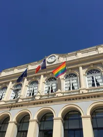 Saint-Etienne : Le drapeau arc-en-ciel sur la façade de l'Hôtel de...