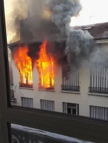 Impressionnant incendie dans le centre de Saint-Etienne : un blessé...
