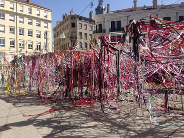 Saint-Étienne : les rubans envahissent la place Dorian