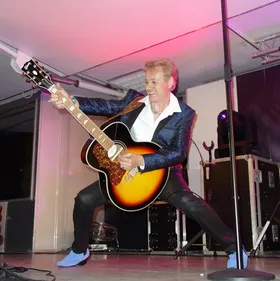 40 ans après sa mort, Elvis reste un mythe ! Rencontre avec un...