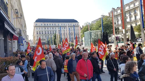 Loire : des centaines de manifestants dans les rues contre la loi...
