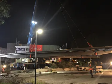 Saint-Étienne : pose de la passerelle piétonne au puits Couriot