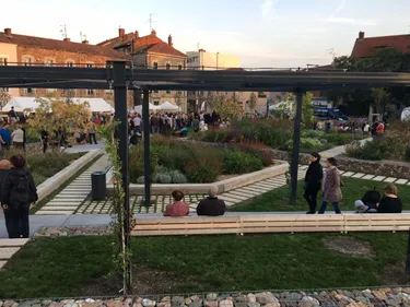 Les Roannais investissent le jardin des senteurs