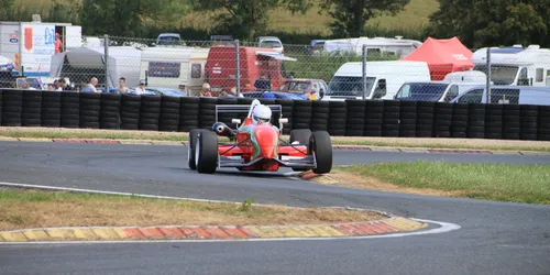 De la course automobile sur la piste de karting du Coteau ce...