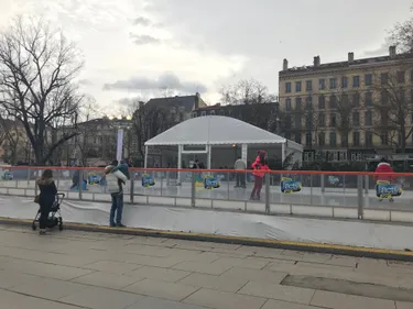 Prolongez l'esprit de Noël sur la patinoire place Jean Jaurès à...