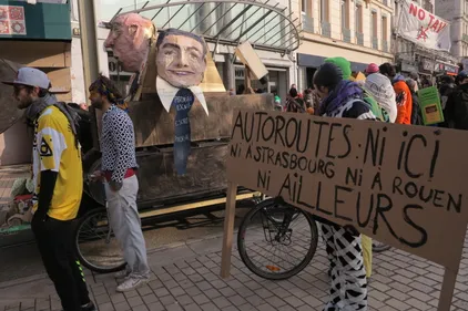 Saint-Etienne : des centaines de manifestants contre l'A45 et la...