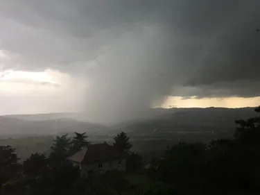 Avec plus de 5000 éclairs, la Loire a été le département le plus...