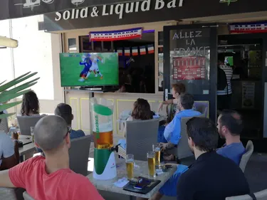 Reportage : France - Pérou et la qualif' des Bleus, suivis dans un...