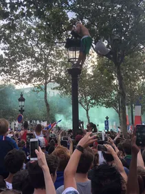 Coupe du monde : les Bleus accueillis en héros à leur retour en...