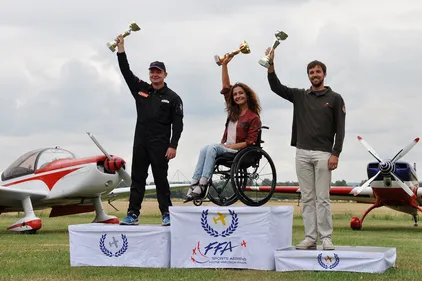 Dorine Bourneton, première femme handicapée pilote d'avion, vient...