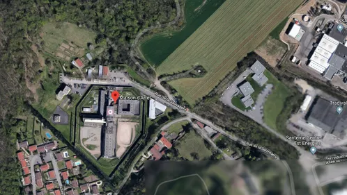 La prison de La Talaudière et le centre de détention de Roanne...