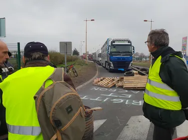 Dans le Roannais, les blocages des gilets jaunes se durcissent