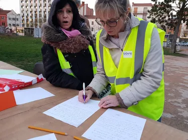 A Roanne, les gilets jaunes recueillent des doléances