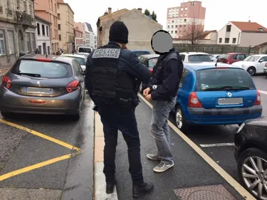 Mise en examen des terroristes présumés interpellés à Saint-Etienne