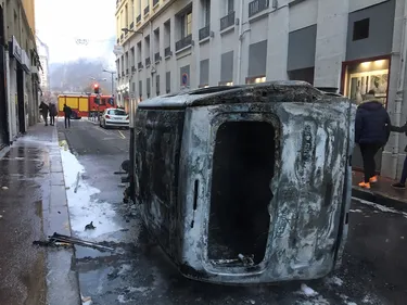 Gilets Jaunes : après-midi noir dans les rues de Saint-Etienne ce...