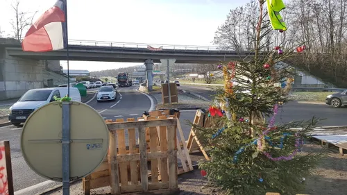 Gilets Jaunes : les occupants du rond-point de Villars ont mis le...