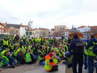 A Roanne, les Gilets jaunes défilent pacifiquement