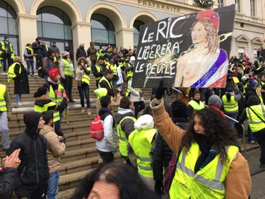 "Gilets Jaunes" : près de 1.200 personnes ont défilé samedi dans...