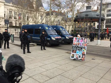 Saint-Etienne : manifestation des "gilets jaunes" contre les...