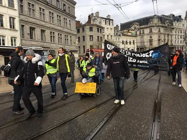 Saint-Etienne : les "gilets jaunes" ne veulent pas être tenus pour...