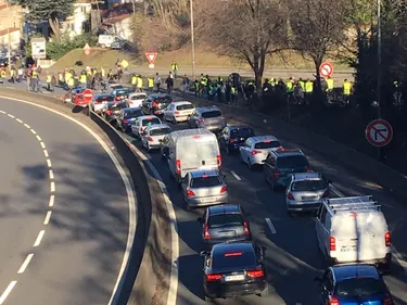 Environ 1.200 « gilets jaunes » ont manifesté dans la Loire pour...