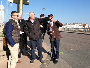 Roanne : deux pistes cyclables en cours de réalisation sur le pont...