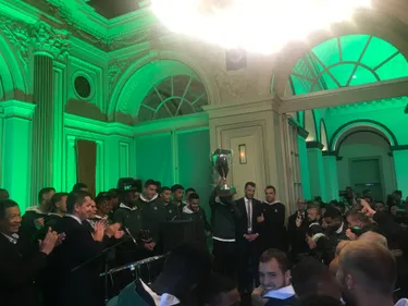 Les jeunes Verts accueillis en "héros" à l'hôtel de ville de...
