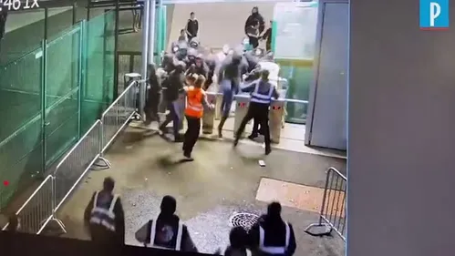 ASSE-PSG : des dizaines de supporters forcent la sécurité de...