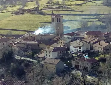 Monts du Forez : la toiture de l'Eglise de Saint-Just-en-Bas incendiée