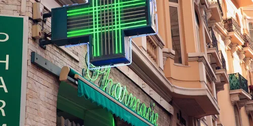 Ouverture des pharmacies le dimanche pour la vaccination, une...