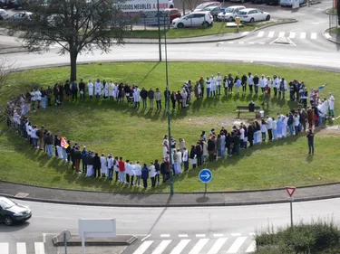 Le personnel soignant manifeste pour faire pression sur le...