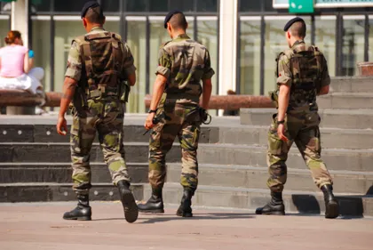 Attaque au couteau à Nice : la présence militaire renforcée sur...