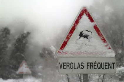 Verglas : la circulation sur l'A89 et l'A72 reprend