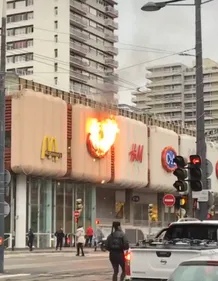 Saint-Etienne : une enseigne sur la façade de Centre 2 prend feu