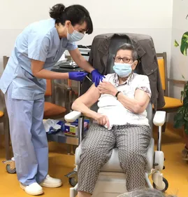 COVID : La troisième dose de vaccin administrée dans les EHPAD dès...