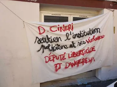 Des messages affichés sur les permanences de deux députés ligériens