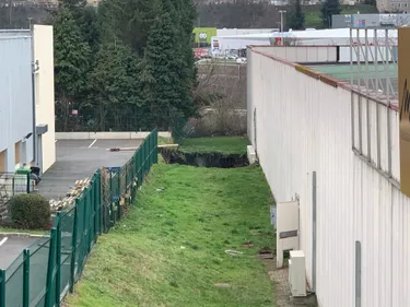 Saint-Etienne : un trou de 10 mètres de profondeur sur la chaussée