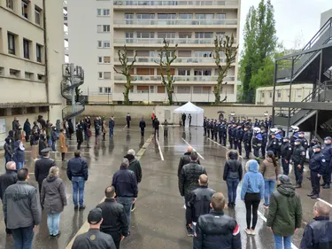 Hommage à Stéphanie : Une centaine de personnes rassemblées devant...