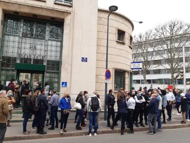 Attaque à Rambouillet : un hommage devant les commissariats de police